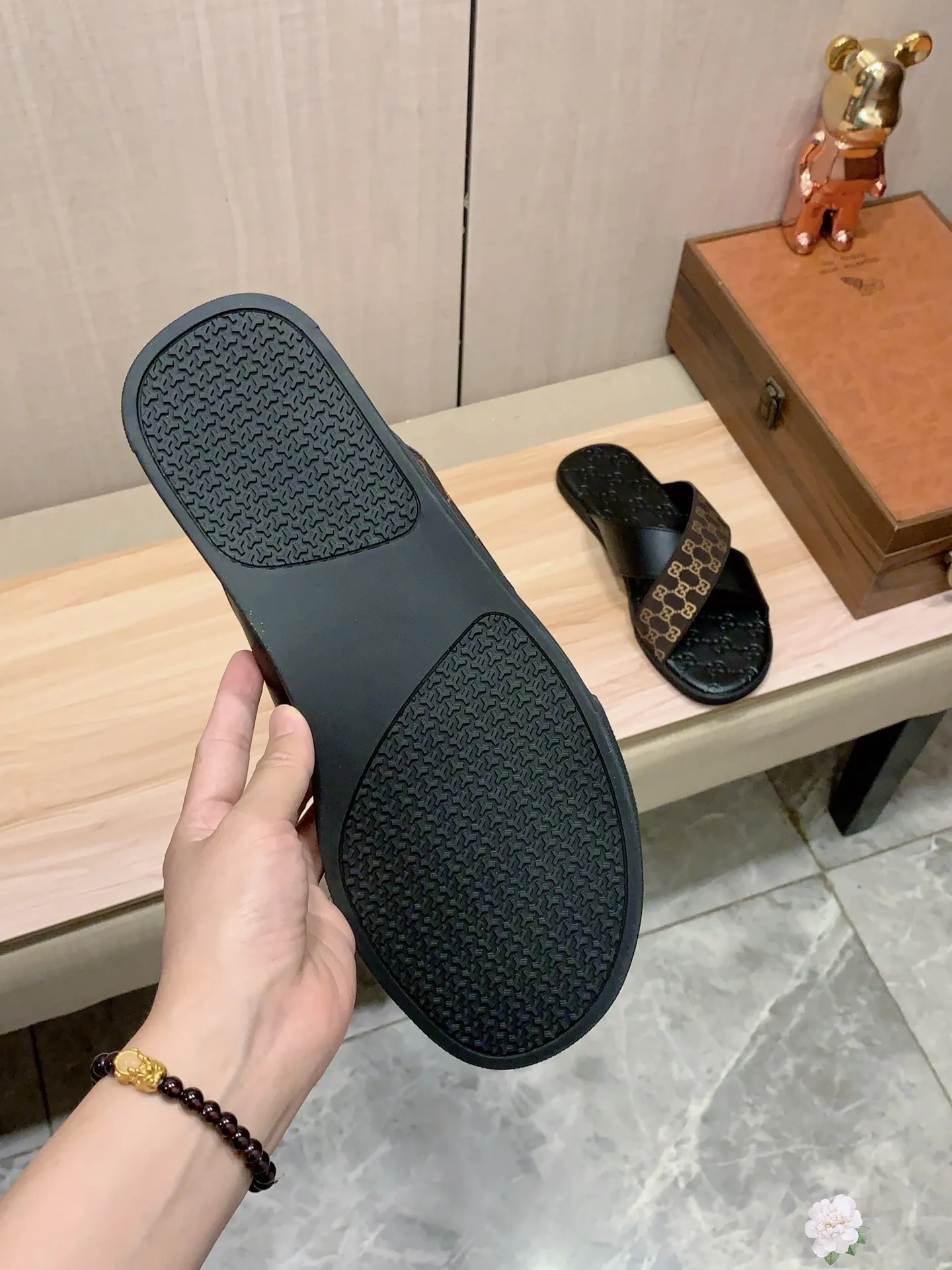 Slippers: New model: Factory price: 260💰💰🎩🎩🔥🔥《 Gucci* 》Series of slippers top purchasing agent🔍🔍Sold at the same time for men, original Italian imported webbing made of selected cowhide, exquisite workmanship,), sole: (super comfortable) original factory special sole, ⚠️exclusive double-layer movable molded sole super comfortable⚠️, real shot🎬the real thing is more beautiful🔍🔍266 regular code 38-44, can be ordered 45.